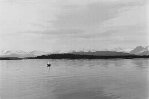 Norwegische Küste : Gebirgsmassiv an der Küste Norwegens.