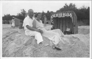 Der Komponist und Dirigent Theodor Blumer (1881-1964) mit Hildegard Ostkamp (1909-2001; Sopranistin), am Timmendorfer Strand. Fotografie (Weltpostkarte, gesendet an Maria Blumer), 1933