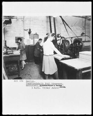 Zusammenfassen der Musterbücher in der Tapetenfabrik Emil Liepmann in Berlin