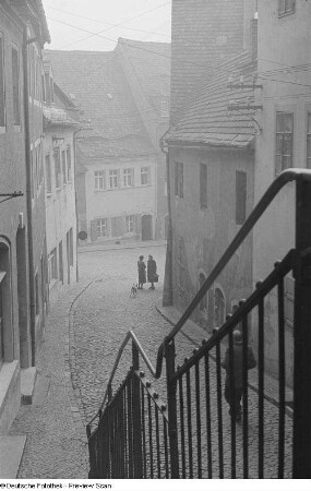 Zwei Frauen unterhalten sich an der Kreuzung Hohlweg zur Burgstraße