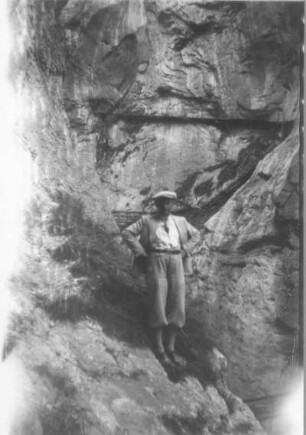 Ernst Otto Gerhardt in einer Felsformation (wahrscheinlich in Argentinien)