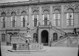 Friedensbrunnen, auch Türkenbrunnen vor dem Johanneum : Dresden-Altstadt, Jüdenhof. Treppenanlage des Johanneums (1616; J. Steger) und Friedensbrunnen, auch Türkenbrunnen (Sandstein, nach 1683; C. M. Süssner)