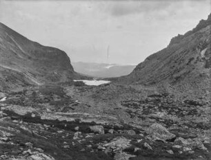 Im Gebirge : Blick in ein durch einen Gletscher geformtes Gebirgstal mit See. Im Hintergrund hohe Berge