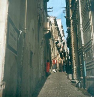 Sizilien. Syrakus. Blick in eine enge Gasse