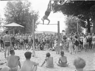 Berlin: Freibad Wannsee; Turner am Reck; Handstand am Reck; umkreist von Zuschauern