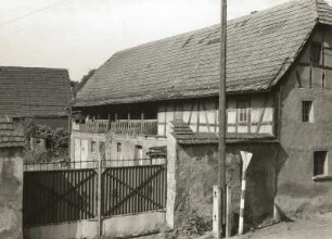 Großpösna-Dreiskau-Muckern, Hauptstraße 1. Dreiseithof (um 1800). Straßenansicht des Stallgebäudes mit Oberlaube