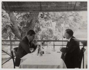 Anthony Eden und Lord Stanhope beim Lunch im Hotel Vieux Bois in Genf. links: Anthony Eden, rechts: Lord James Richard Stanhope