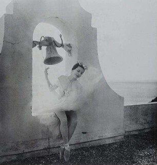 Balletttänzerin eine Glocke läutend, aus dem Cuevas-Ballett