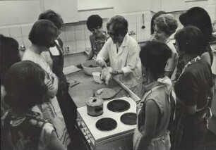 Junge Hausfrauen lernen erst mal richtig Kochen