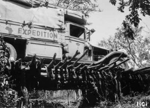 Überfahrt : Expeditionslastwagen fährt über eine Brücke