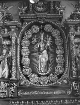 Rosenkranzaltar — Mondsichelmadonna umgeben von 15 Reliefs mit den Darstellungen der Freuden und Schmerzen Mariä