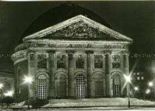 Die Berliner St.Hedwigs-Kathedrale bei Nacht