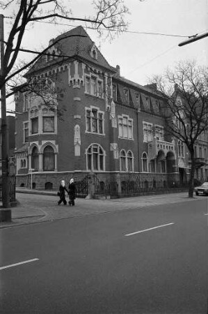 Verwaltungsgebäude der Brauerei Moninger auf der Nordseite der Kriegsstraße