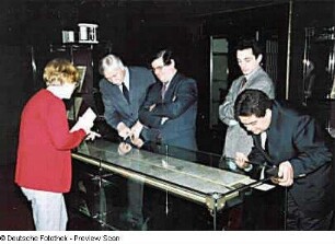 Roberto Palomo-Silva (2. von links) und zwei Begleiter mit Dr. Thomas Bürger (links; stellvertr. Generaldirektor SLUB) bei der Besichtigung des Originals der Maya-Handschrift im Buchmuseum der SLUB