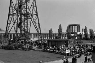 Berlin, Funkturm : Menschenansammlung vorm Berliner Funkturm