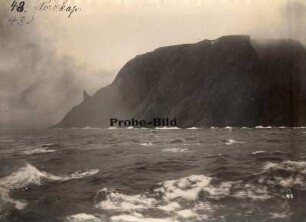 Nordkap. Blick von einem Hochseepassagierdampfer der Hapag (wohl "Victoria Luise") bei Seegang auf Steilküste mit markanter Felsnase