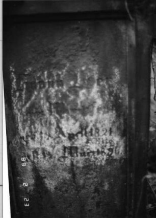 Grabstein 61 (Index: 99751796) Material: Sandstein Zustand: stark verwittert Maße HxBxT: 130x52x26 cm Beschreibung: Stele, eingezogener Rundbogenabschluß, rechteckiges Schriftfeld eingetieft: Grabstein 61A