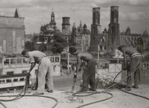 Dresden. Enttrümmerung der Innenstadt, Abbruch des Postscheckamtes mit dem Preßlufthammer : Dresden, Postscheckamt, Abbrucharbeiten, 1951
