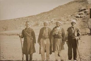 Tumulus : Männer an einer Ausgrabungsstelle an einem Hügelgrab (Tumulus) bei Kayseri.
