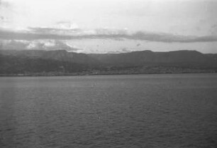 Reggio im Schatten : Blick vom Schiff auf das Meer und die Küstenlandschaft bei Reggio