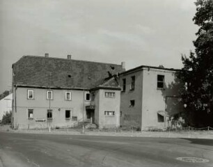 Holzhausen, Sächsisches Haus : Holzhausen. Sächsisches Haus (Ehemaliger Gasthof mit Saal, heute Netto mit Stahlskeletthülle, die an die Umrisse des Gebäudes erinnern soll), Hauptstraße 2. Straßenansicht
