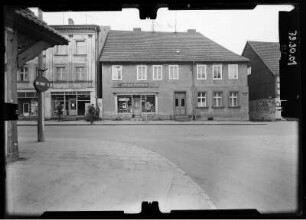 Angermünde, Brüderstraße. Wohnhaus mit Laden. Straßenfront