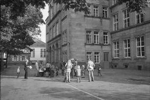Aktion der Karlsruher Jungsozialisten zur Freigabe der Schulhöfe an spielende Kinder während der Schulferien sowie an schulfreien Nachmittagen