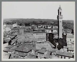 Blick auf die Piazza del Campo mit dem Palazzo Pubblico, Siena, Toskana