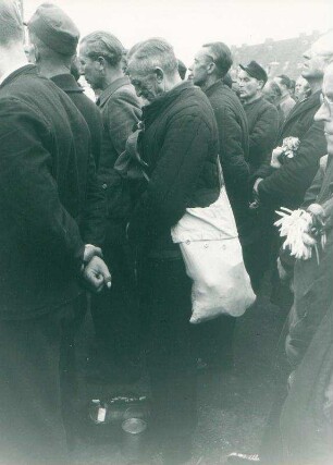Heimkehrer auf dem Sammelplatz in Friedland
