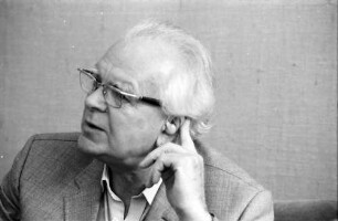 36. Tagung 1986 Chemiker; Pressekonferenz: Peter D. Mitchell mit Hörgerät