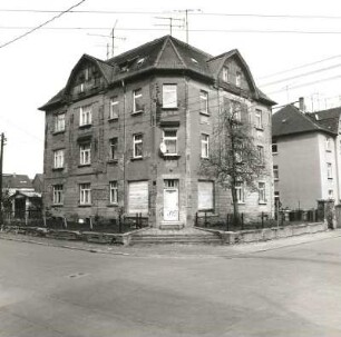 Böhlen-Großdeuben, Turnerstraße 11. Wohnhaus mit Laden (um 1905/1910). Eckansicht mit Fassade Kantstraße