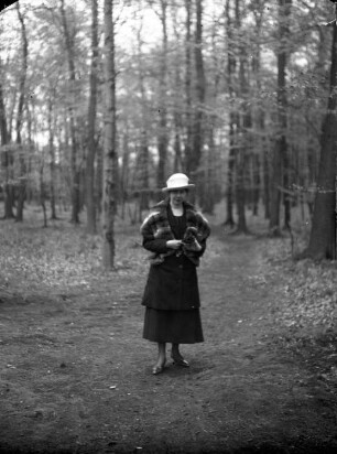 Harz? Frieda (?) Knochenhauer auf einem Waldweg