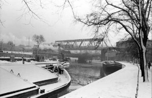 Berlin: Möckernbrücke; Vordergrund Spree Kahn