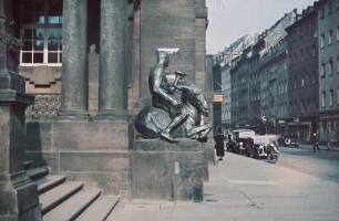 Bacchus auf Esel reitend : Bacchus auf Esel reitend. Bronze (1910; G. Wrba). Dresden, Dr.-Külz-Ring 19, Neues Rathaus, Eingang zum Ratskeller