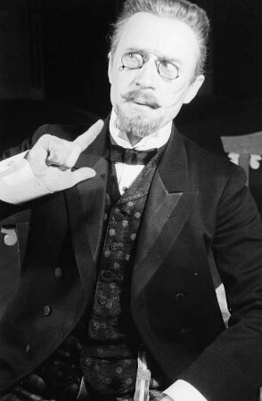 Szenenbilder aus der Komödie "Der Teufelsschüler" von George Bernard Shaw am Hebbel-Theater Berlin