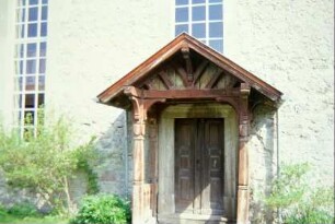 Kirchentür mit hölzernem Vorbau