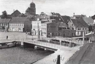 Wolgast, Stadtansicht : Wolgast zwischen Altstadt und Schloßinsel mit Schloßbrücke und "Scherrers Restaurant". Blick nach Südwesten zur Petrikirche