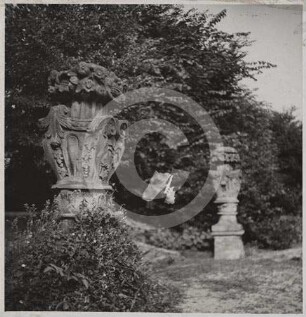Vasen im Schlosspark Großendorf