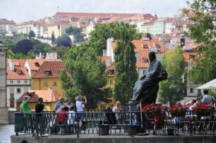 Smetana-Denkmal : Blick auf das Denkmal des Komponisten Smetana am Moldauufer, im Hintergrund die Häuser auf der Kleinseite. Aufgenommen in Prag am 30. Juli 2009
