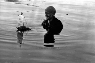 Nehberg, Rüdiger: Survival-Experte aus Rausdorf schwimmt im Rausdorfer Mühlenteich für Filmteam des Norddeutschen Rundfunks (NDR)