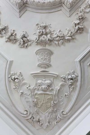 Decke des Audienzzimmers — Stuckvase mit Fürstenkrone und Initialen Amaliens