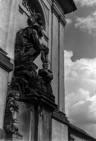 Prag. Heiligenskulptur an einer Kirche