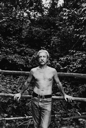 Der Schriftsteller Egon Günther (1927-2017) in seinem Garten