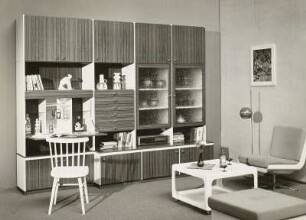 Anbauwand "Poel" : Wohnzimmermöbel. Anbauwand "Poel" (1976; Möbelkombinat Nord (MKN)). Ansicht mit Drehsessel, Stuhl und Couchtisch