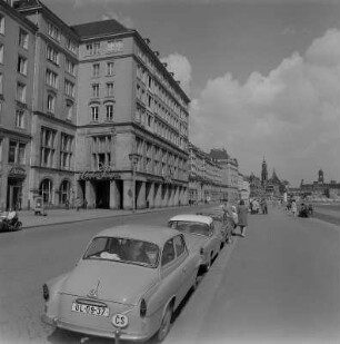 Dresden. Altmarkt Westseite, im Hintergrund Schloß und Hofkirche