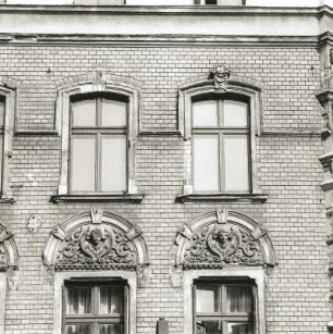 Cottbus, Karl-Liebknecht-Straße 105/Ecke Lausitzer Straße. Wohnhaus mit Laden (um 1900), Bogenfelder und Fenster (1. und 2. Obergeschoß)