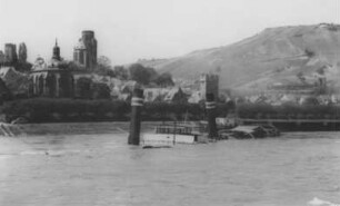 Fliegerbomben beschädigen Schiffe im 2. Weltkrieg am Rhein