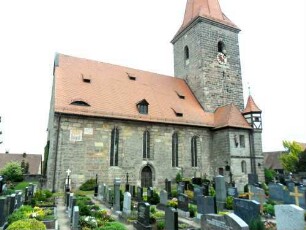 Kirche von Süden mit Kirchturm (spätromanischer Chorturm) sowie Langhaus (Spätgotisch auf spätromanischem Vorgänger) - Renovierung und Norderweiterung 1512