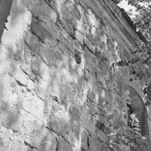 Mauerdetail der Kirche in Gahlen bei Vetschau. : Dźěl murje cyrkwje w Gołynje pola Wětošowa.