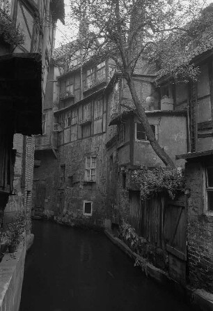 Quedlinburg. Fachwerkhäuser an einem Bach